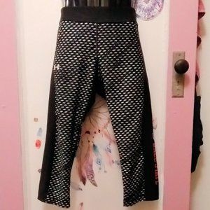 Under Armour Women's HeatGear Mid No-Slip Waistband Capri (L) Ball State Logo